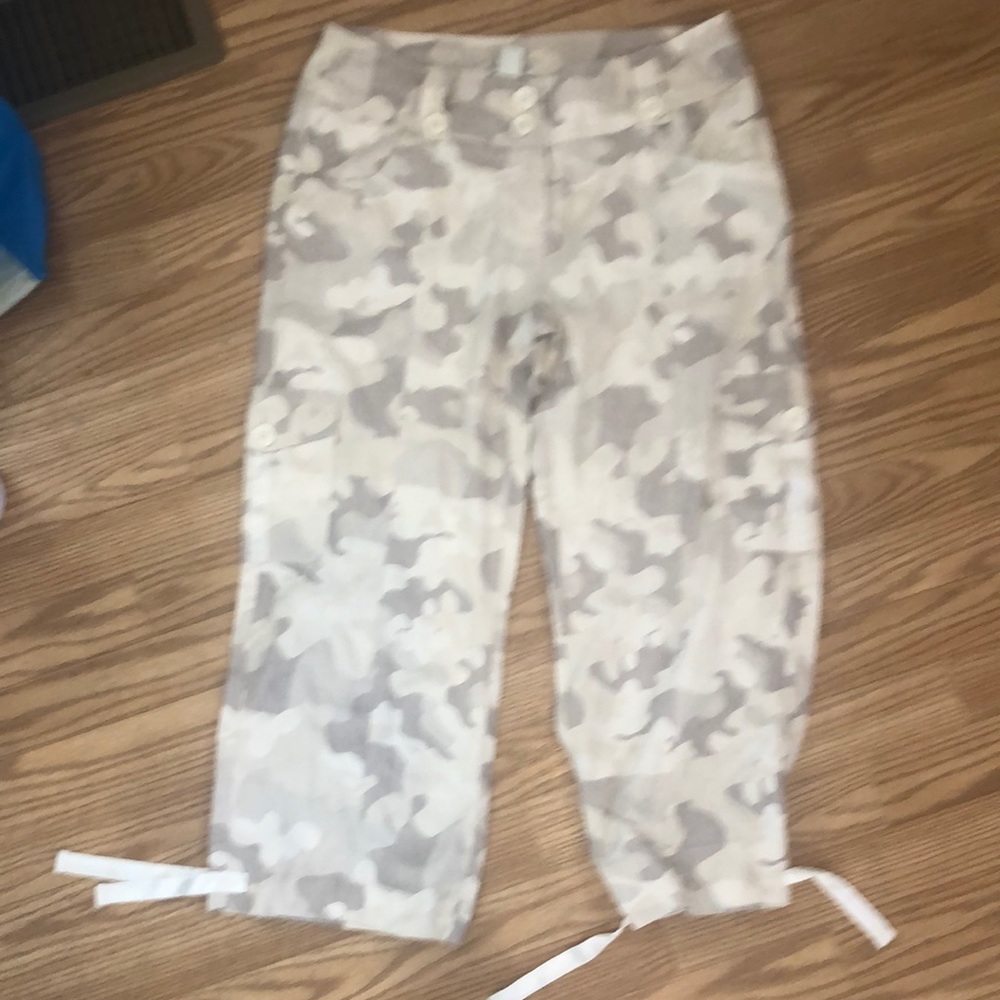 🌼3/$30🌼 WHBM Cream tan camo Capri pants size 2